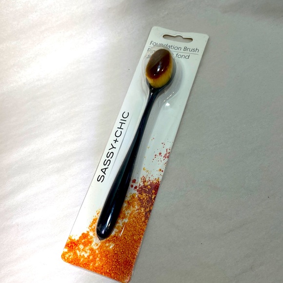 SASSY + CHIC Other - SASSY + CHICK Make Up Foundation Brush. New In Package